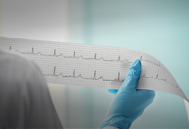 L'elettrofisiologo è un cardiologo che si occupa di studiare le disfunzioni elettriche che riguardano il cuore e di interviene sulle aritmie. Come?